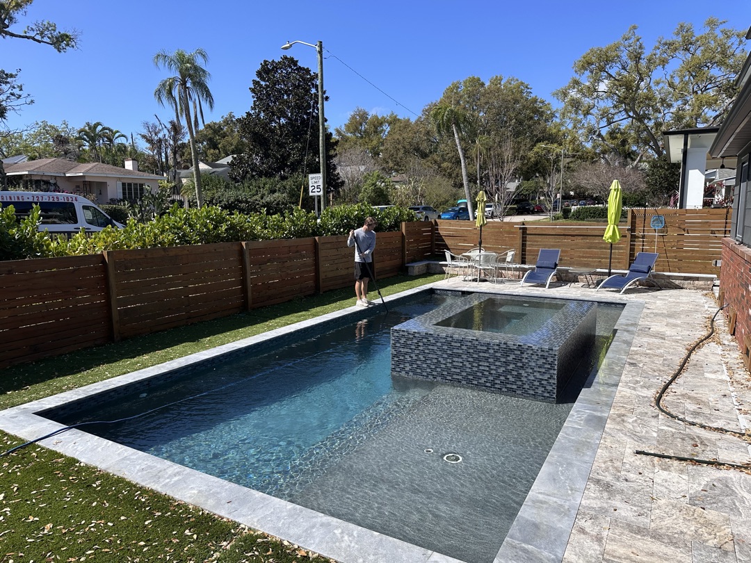 Modern pool and spa in a St. Petersburg FL neighborhood serviced by Sunshine Pool Group